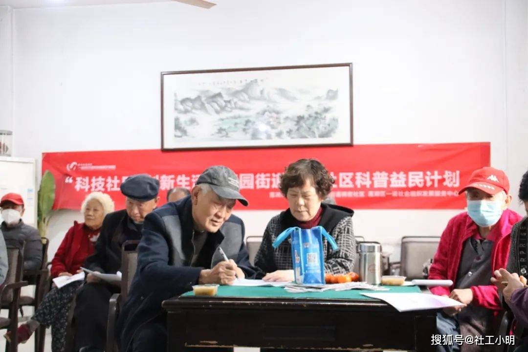 老人车上看手机表情包_美国老人在车上玩手机游戏_老人机赛车游戏