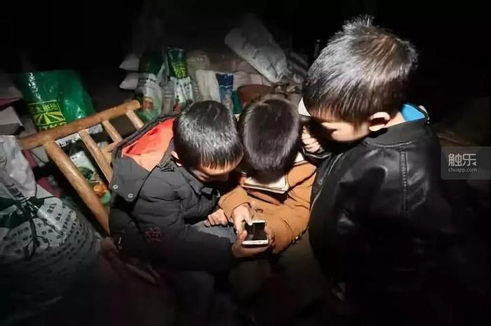 可以在手机上养孩子的游戏_手机游戏到底该不该给孩子玩_可以给孩子适当玩手机游戏吗