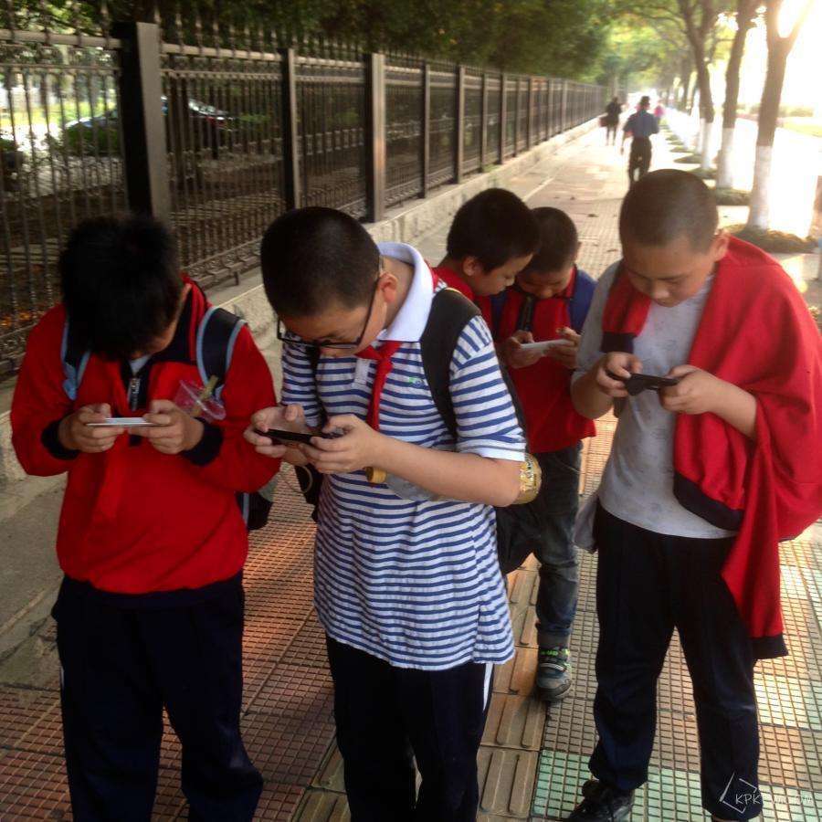 小学生玩手机上瘾怎么办_孩子上小学玩手机游戏_小学生玩手机游戏的坏处
