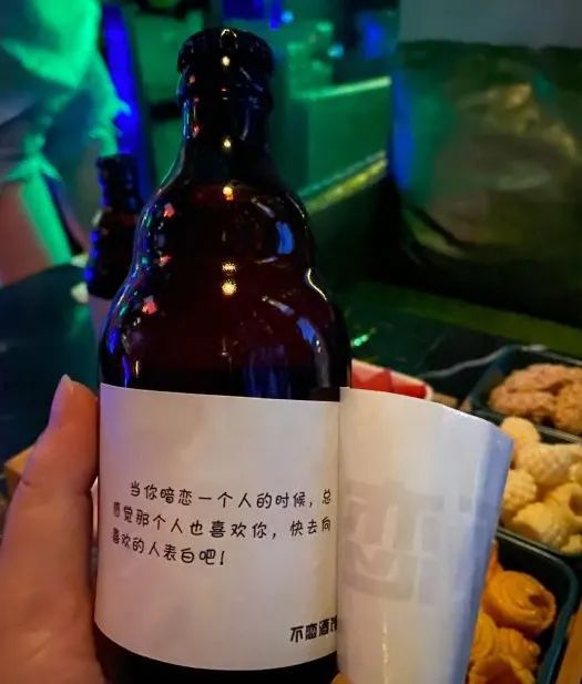 干杯吧我的朋友都是眼泪是什么歌_歌曲干杯吧朋友都是眼泪_眼泪干杯歌是朋友歌词吗