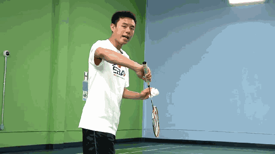 握羽球拍正确法握拍视频_握羽毛球球拍的正确方法_羽**球拍握拍正确握法