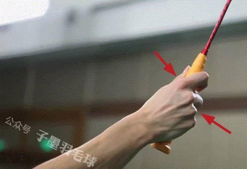 握羽球拍正确法握拍视频_羽**球拍握拍正确握法_握羽毛球球拍的正确方法