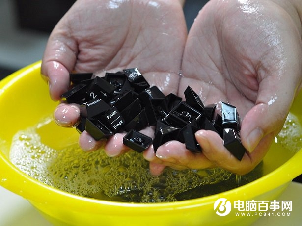键盘缝隙里很脏怎么清理_清理键盘缝隙的东西_如何清理电脑键盘缝隙