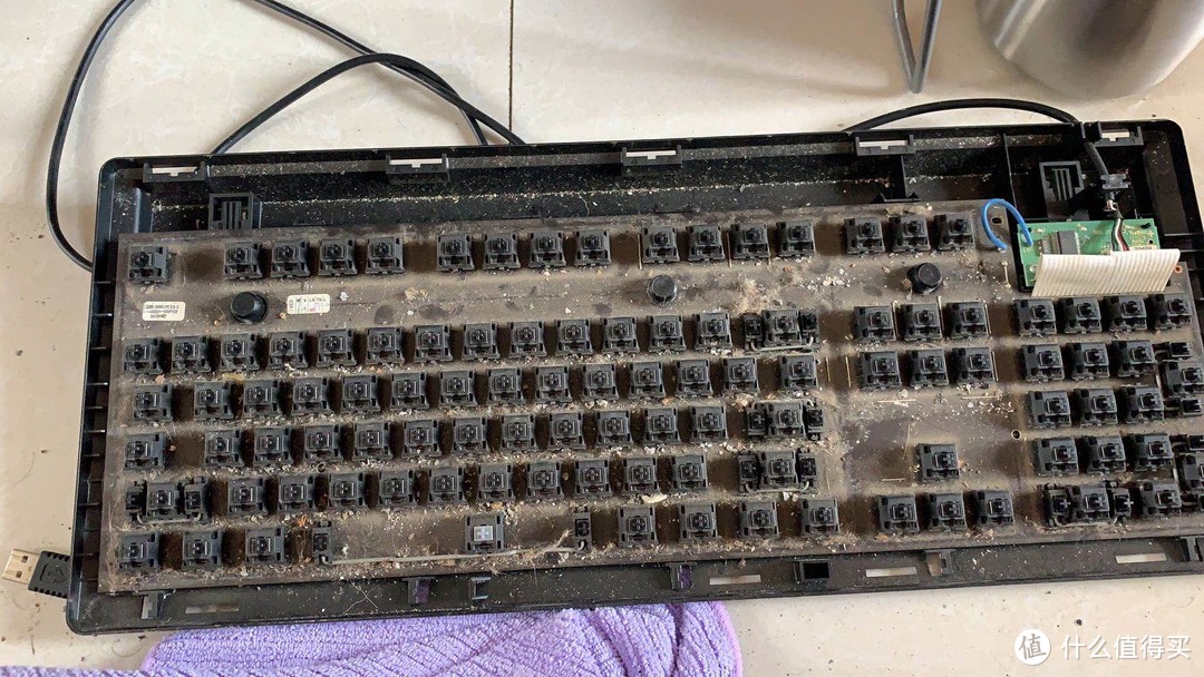 如何清理电脑键盘缝隙_键盘缝隙里很脏怎么清理_清理键盘缝隙的东西