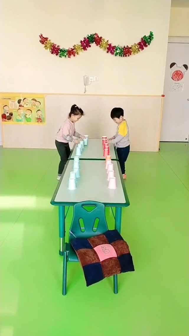 单手翻纸杯游戏简介_翻纸杯教案小班_纸杯翻翻乐游戏教案