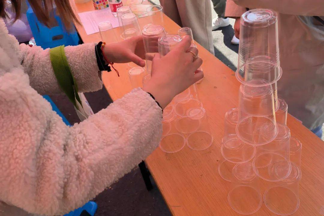 杯子怎么用绳子挂起来_绑纸杯在肚子甩 小球到杯子游戏_绑杯子绳结编法大全