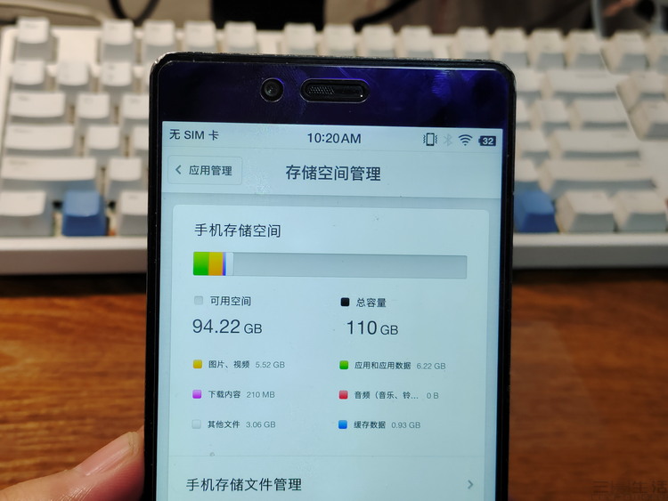 存储器的配置_挑选配备大存储器容量的产品通常而言8gb及以上的内存足以满足日常游戏所需_正常配置的内存储器比外存储器